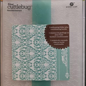 Może przedstawiać: Zestaw folderów do wytłaczania i bordiur Cricut Cuttlebug Haunted Damask w oryginalnym opakowaniu. Przezroczysty plastikowy folder posiada powtarzający się wzór damasceński. Opakowanie zawiera tekst 1 embossing folder 12,7 cm x 17,78 cm oraz 1 embossing border 3,17 cm x 17,78 cm.