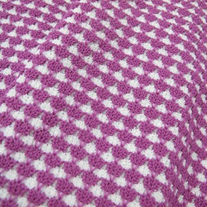 K&ouml;nnte beinhalten: Nahaufnahme eines pink- und wei&szlig; gemusterten Stoffes mit einer strukturierten Oberfl&auml;che.