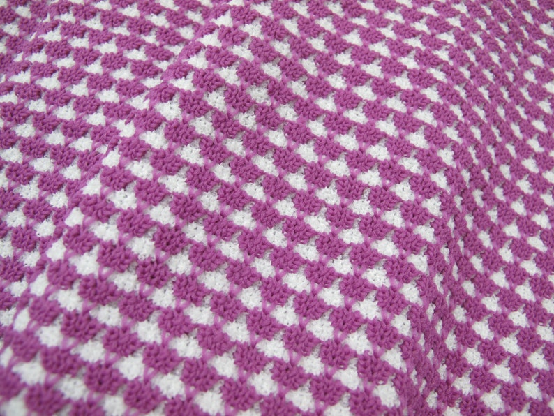K&ouml;nnte beinhalten: Nahaufnahme eines pink- und wei&szlig; gemusterten Stoffes mit einer strukturierten Oberfl&auml;che.