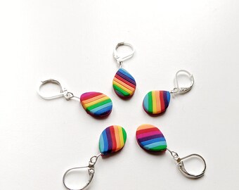Può includere: Cinque orecchini pendenti a strisce arcobaleno con ganci d'argento. Gli orecchini hanno la forma di una lacrima.