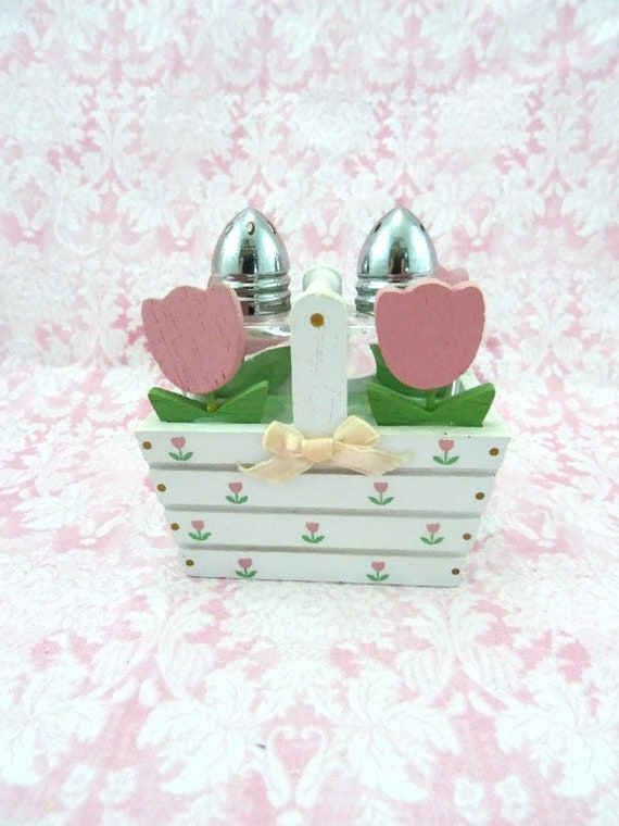 Enesco 1985 Wooden Flower Basket Glass Salt and Pepper Shaker Set Country Kitchen Yellow Tulips