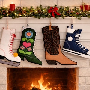 4 patrones de medias navideñas en PDF: proyecto de fieltro para las fiestas, descarga digital instantánea, botas de vaquero originales, patines de hielo, zapatos.