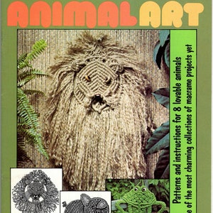 Pode incluir: Uma capa de livro com o título "ANIMAL ART" em letras laranja e marrom. A capa apresenta um leão de macramê, um sapo, um porco e um padrão de leão. O texto na capa diz "Padrões e instruções para 8 animais adoráveis, uma das coleções de projetos de macramê mais encantadoras até o momento."