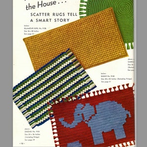 Puede incluir: Una colección de alfombras de crochet en varios colores y patrones, incluyendo una alfombra circular verde, una alfombra rectangular amarilla, una alfombra a rayas azul y verde, una alfombra roja con un diseño de elefante azul y una alfombra amarilla con un borde de flecos. El texto "And All Through the House... SCATTER RUGS TELL A SMART STORY" está impreso sobre las alfombras.