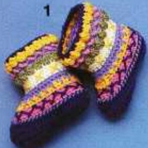 Puede incluir: Un par de botitas de bebé de ganchillo en morado, rosa, amarillo y verde. Las botitas tienen un patrón a rayas y están hechas con un hilo suave.