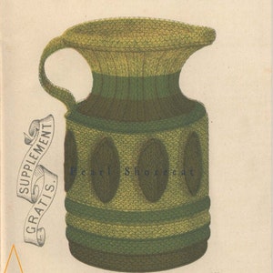 Può includere: Un'anfora di maglia verde e marrone con un manico. L'anfora presenta un motivo di forme ovali e strisce. Il testo "PENCE JUG KNITTING" è stampato sotto l'anfora.