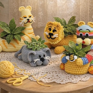 Pack de 4 supports pour plantes au crochet Amigurumi au format PDF, chat arc-en-ciel, lion, souris et ours, décoration intérieure des années 80 à télécharger pour une utilisation immédiate !