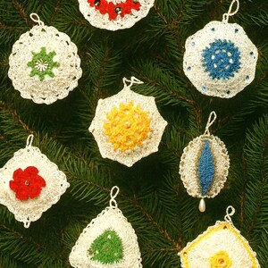 Puede incluir: Una colección de adornos navideños hechos a mano con ganchillo, en varias formas y colores. Los adornos incluyen diseños redondos, cuadrados y triangulares, con detalles en rojo, verde, amarillo y azul. Cada adorno tiene un lazo para colgar.
