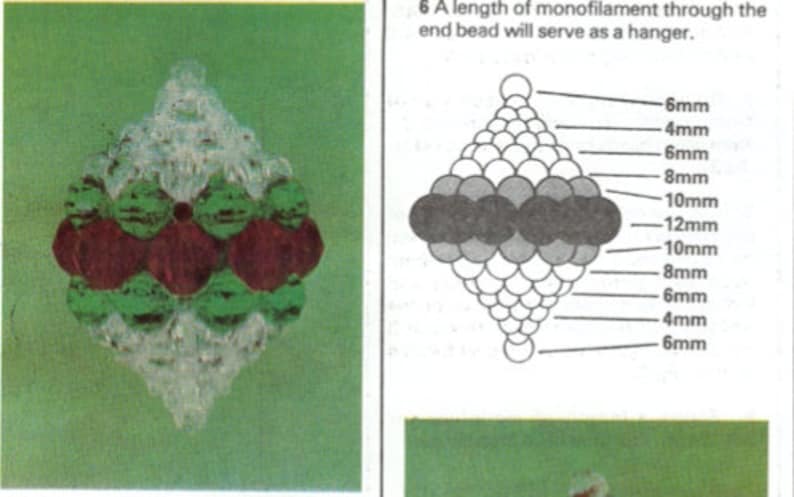 Op de afbeelding: Een kralenornament in de vorm van een ruit, met heldere, groene en bordeauxrode kralen. Het ornament wordt getoond tegen een groene achtergrond. Het diagram toont de kralenmaten in mm, vari&euml;rend van 4 mm tot 12 mm, en de tekst: "Een lengte monofilament door de eindkraal dient als hanger."