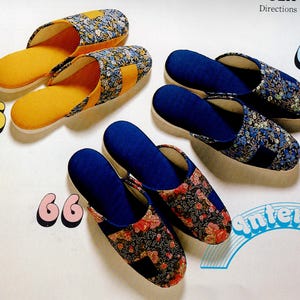 Peut inclure: Plusieurs paires de pantoufles color&eacute;es avec des tissus &agrave; motifs floraux. Les pantoufles sont de style &agrave; enfiler avec une semelle int&eacute;rieure coussin&eacute;e. La palette de couleurs comprend le jaune, le bleu et le rouge, avec les num&eacute;ros 65, 66 et 67 visibles.