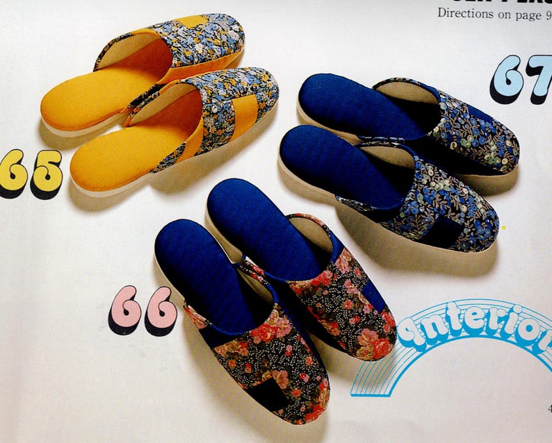 Peut inclure: Plusieurs paires de pantoufles color&eacute;es avec des tissus &agrave; motifs floraux. Les pantoufles sont de style &agrave; enfiler avec une semelle int&eacute;rieure coussin&eacute;e. La palette de couleurs comprend le jaune, le bleu et le rouge, avec les num&eacute;ros 65, 66 et 67 visibles.