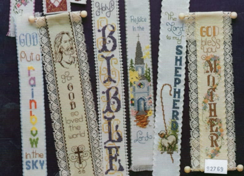 Peut inclure: Une collection de huit marque-pages brod&eacute;s sur des th&egrave;mes religieux. Les marque-pages sont en tissu blanc avec des broderies color&eacute;es. Les th&egrave;mes incluent "Dieu a mis un arc-en-ciel dans le ciel", "Car Dieu a tant aim&eacute; le monde", "Sainte Bible", "R&eacute;jouissez-vous dans le Seigneur", "Le Seigneur est mon berger", "Que Dieu vous b&eacute;nisse, M&egrave;re", et deux autres avec un texte peu clair.