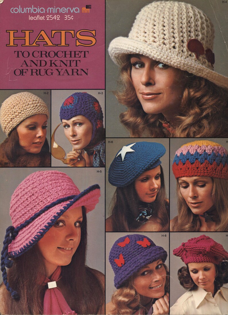 Pu&ograve; includere: Una pubblicit&agrave; vintage che mostra vari cappelli all'uncinetto. I cappelli includono un cappello da sole color crema con dettagli rossi, un basco blu con una stella bianca e un cappello rosa con un bordo blu. Il testo recita "HATS TO CROCHET AND KNIT OF RUG YARN."