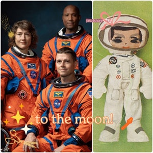 Może przedstawiać: Trzech astronautów w pomarańczowych skafandrach kosmicznych z naszywkami NASA stoi przed zielonym tłem z tekstem "to the moon!"  Biała lalka astronauty z czarną twarzą i dużymi oczami znajduje się po prawej stronie obrazu.