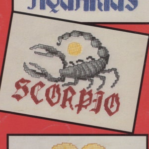 Puede incluir: Un patrón de punto de cruz con un escorpión gris con un círculo amarillo en el centro. La palabra "SCORPIO" está escrita en rojo debajo del escorpión.