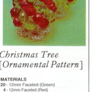 Op de afbeelding: Twee met kralen versierde kerstbomen in groen en rood, met rode sterren op de top. De bomen zijn gemaakt van facetkralen. De afbeelding bevat de tekst "Christmas Tree [Ornamental Pattern]" en een materialenlijst.
