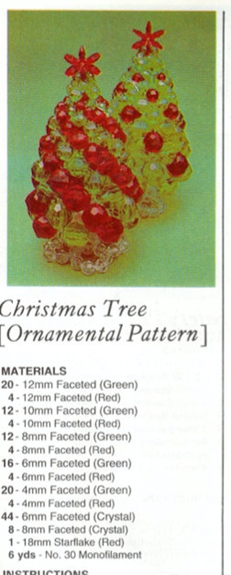 Op de afbeelding: Twee met kralen versierde kerstbomen in groen en rood, met rode sterren op de top. De bomen zijn gemaakt van facetkralen. De afbeelding bevat de tekst "Christmas Tree [Ornamental Pattern]" en een materialenlijst.