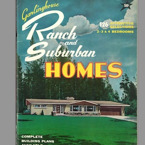 Może przedstawiać: Vintage okładka książki zatytułowana "Garlinghouse Ranch and Suburban Homes". Okładka przedstawia dom w stylu ranczo z połowy wieku z zielonym trawnikiem, na tle drzew i zachmurzonego nieba. Tekst zawiera "126 Attractive Selections" i "2-3 & 4 Bedrooms."