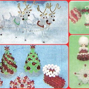 Op de afbeelding: Een verzameling handgemaakte kerstversieringen, waaronder een kerstman in een slee getrokken door rendieren, kerstbomen, klokken en andere feestelijke figuren. De ornamenten zijn gemaakt van rode, groene, witte en gouden kralen.