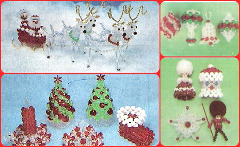 Op de afbeelding: Een verzameling handgemaakte kerstversieringen, waaronder een kerstman in een slee getrokken door rendieren, kerstbomen, klokken en andere feestelijke figuren. De ornamenten zijn gemaakt van rode, groene, witte en gouden kralen.