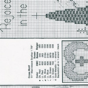 Peut inclure: Mod&egrave;le de point de croix pour un sapin de No&euml;l avec le texte "Rejoice in the" et une liste de couleurs et de num&eacute;ros de fils DMC.