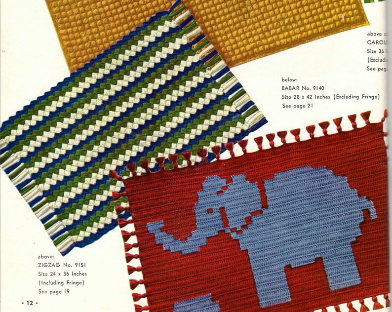 Op de afbeelding: Drie gehaakte tapijtpatronen: een groen en wit zigzagpatroon, een rood tapijt met een blauw olifantenontwerp en een geel tapijt met een textuur. De tekst boven de tapijten luidt: "ZIGZAG Nr. 9151 Maat 24 x 36 inch (inclusief franje) Zie pagina 19" en "BABAR Nr. 9140 Maat 28 x 42 inch (exclusief franje) Zie pagina 21".