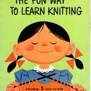 Puede incluir: Una niña con cabello negro y lazos naranjas está tejiendo una bufanda marrón y naranja. La portada del libro dice "The "Fun" Way To Learn Knitting" e "including 5 easy-to-knit "wearables" for beginners".