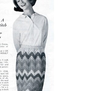 Peut inclure: Photographie en noir et blanc d'une femme portant une chemise blanche et une jupe &agrave; chevrons. La jupe, de style crayon, pr&eacute;sente un motif en zigzag avec un ourlet festonn&eacute;.