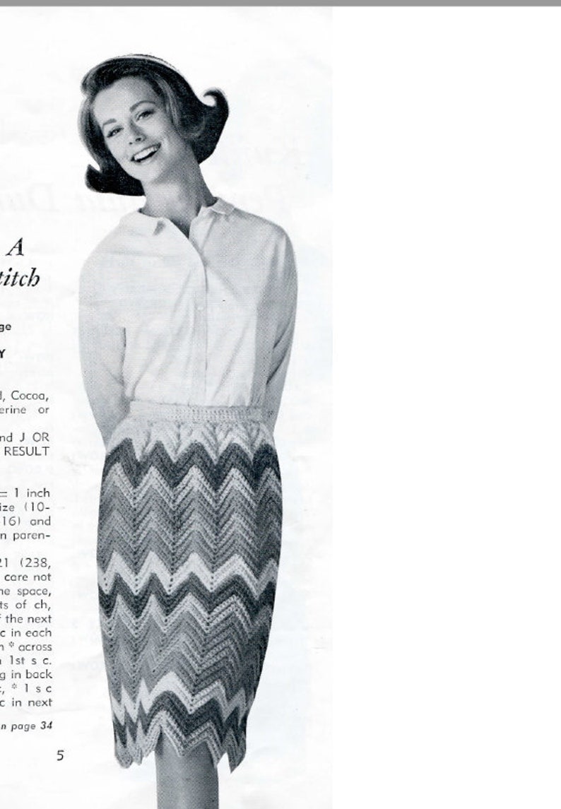 Peut inclure: Photographie en noir et blanc d'une femme portant une chemise blanche et une jupe &agrave; chevrons. La jupe, de style crayon, pr&eacute;sente un motif en zigzag avec un ourlet festonn&eacute;.