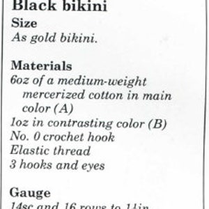 Puede incluir: Instrucciones para tejer un bikini negro a crochet. El patr&oacute;n requiere 170 gramos de algod&oacute;n mercerizado de peso medio en el color principal, 28 gramos de color contrastante, un gancho de crochet n.&ordm; 0, hilo el&aacute;stico y 3 ganchos y ojales. El calibre es de 14 puntos bajos y 16 filas para 3,2 cm.