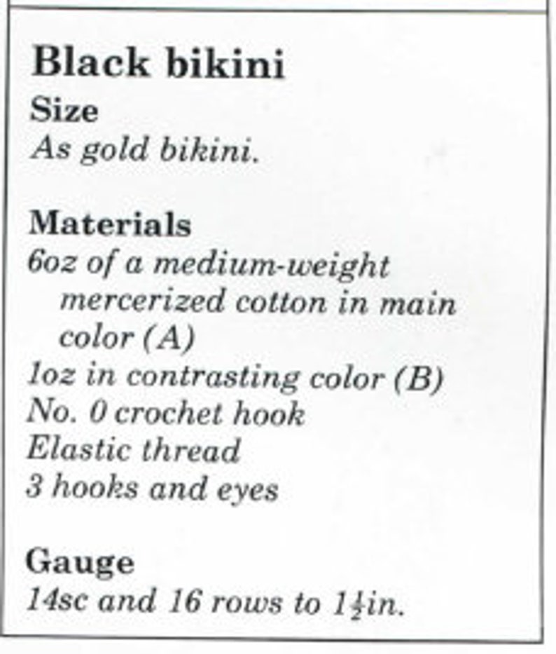 Puede incluir: Instrucciones para tejer un bikini negro a crochet. El patr&oacute;n requiere 170 gramos de algod&oacute;n mercerizado de peso medio en el color principal, 28 gramos de color contrastante, un gancho de crochet n.&ordm; 0, hilo el&aacute;stico y 3 ganchos y ojales. El calibre es de 14 puntos bajos y 16 filas para 3,2 cm.