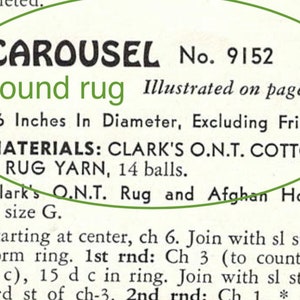 Op de afbeelding: Een zwart-wit tekstdocument met de titel "CAROUSEL No. 9152 round rug" en instructies voor het haken van een rond vloerkleed. Het vloerkleed is 91 cm in diameter en vereist 14 bollen Clark's O.N.T. Cotton Rug Yarn.