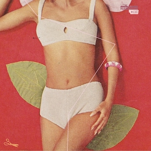 以下が含まれることがあります： キーホールディテールが施された白いクロシェのビキニトップとボトム。ビキニは赤い背景に緑の葉が置かれています。