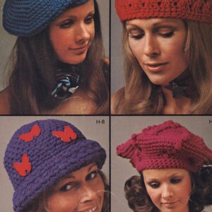 Pu&ograve; includere: Immagine vintage con quattro cappelli all'uncinetto. I cappelli includono un basco blu con una stella bianca, un berretto a righe colorate, un cappello a secchio viola con farfalle rosse e un basco magenta. Stile retr&ograve;.