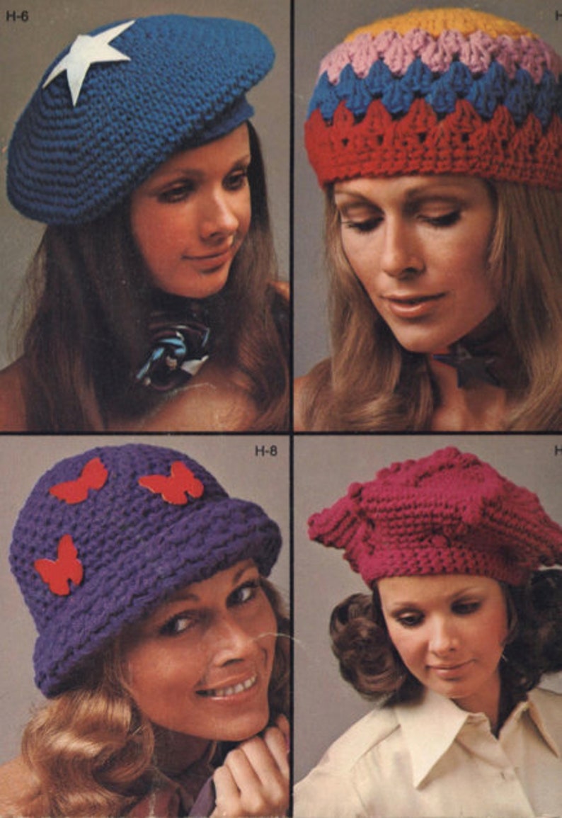 Pu&ograve; includere: Immagine vintage con quattro cappelli all'uncinetto. I cappelli includono un basco blu con una stella bianca, un berretto a righe colorate, un cappello a secchio viola con farfalle rosse e un basco magenta. Stile retr&ograve;.