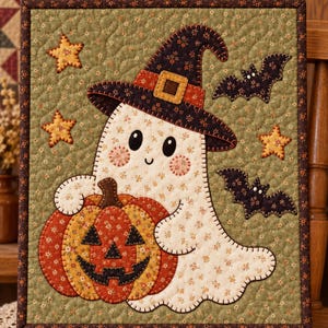 Puede incluir: Un tapiz rectangular de tela con un fantasma acolchado que lleva un sombrero de bruja floral oscuro y sostiene una calabaza naranja estampada. La escena incluye dos murciélagos negros y tres estrellas amarillas sobre fondo verde.
