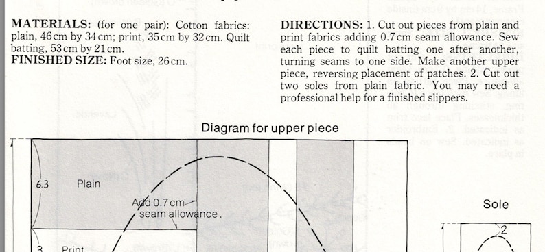 Peut inclure: Diagramme d'une pi&egrave;ce sup&eacute;rieure de pantoufle, avec des mesures en centim&egrave;tres. Le texte comprend les mat&eacute;riaux, la taille finie de 26 cm et les instructions de coupe et de couture.