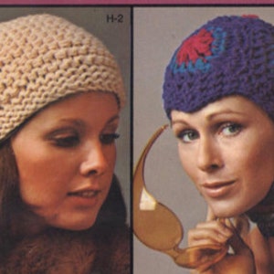 Pu&ograve; includere: Sono mostrati due cappelli all'uncinetto. Il primo &egrave; un cappello beige e aderente. Il secondo &egrave; un cappello viola con un motivo floreale rosso e blu. I cappelli sono indossati da due donne.