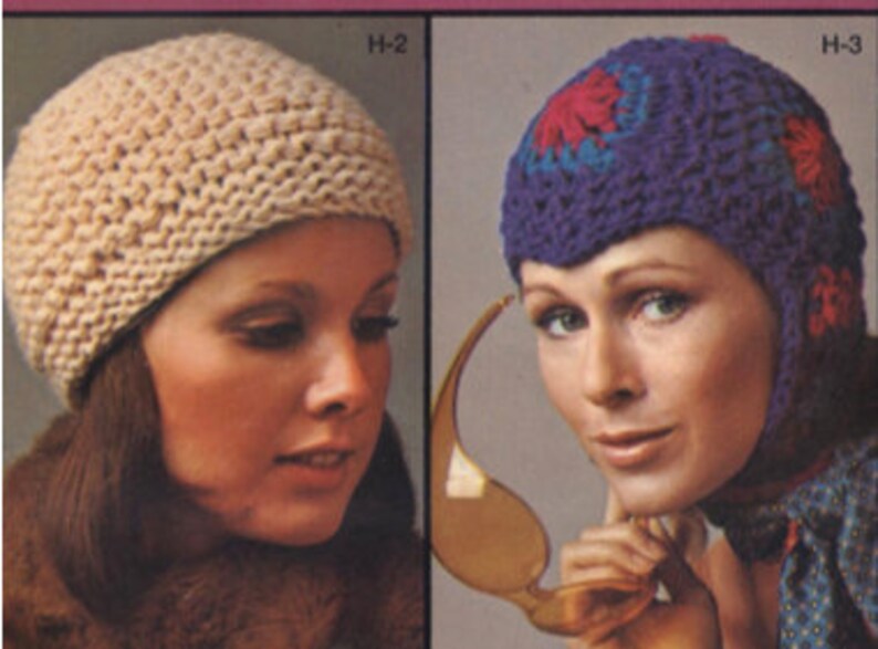Pu&ograve; includere: Sono mostrati due cappelli all'uncinetto. Il primo &egrave; un cappello beige e aderente. Il secondo &egrave; un cappello viola con un motivo floreale rosso e blu. I cappelli sono indossati da due donne.