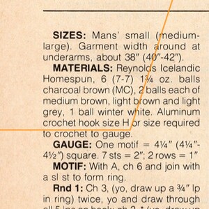 Puede incluir: Instrucciones de tejido a crochet para un su&eacute;ter para hombre. El patr&oacute;n requiere hilo Reynolds Icelandic Homespun en marr&oacute;n carb&oacute;n, marr&oacute;n medio, marr&oacute;n claro, gris claro y blanco de invierno. El calibre es de 7 puntos por 5 cm y 2 filas por 2,5 cm. El patr&oacute;n incluye instrucciones para un motivo, que es un cuadrado de 10,8 cm.