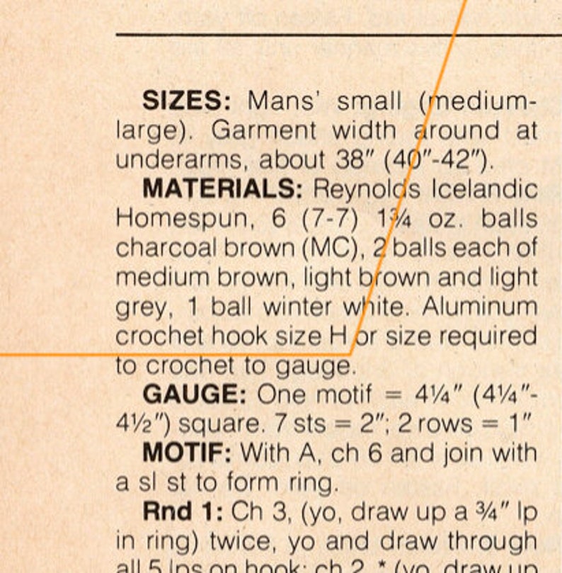 Puede incluir: Instrucciones de tejido a crochet para un su&eacute;ter para hombre. El patr&oacute;n requiere hilo Reynolds Icelandic Homespun en marr&oacute;n carb&oacute;n, marr&oacute;n medio, marr&oacute;n claro, gris claro y blanco de invierno. El calibre es de 7 puntos por 5 cm y 2 filas por 2,5 cm. El patr&oacute;n incluye instrucciones para un motivo, que es un cuadrado de 10,8 cm.