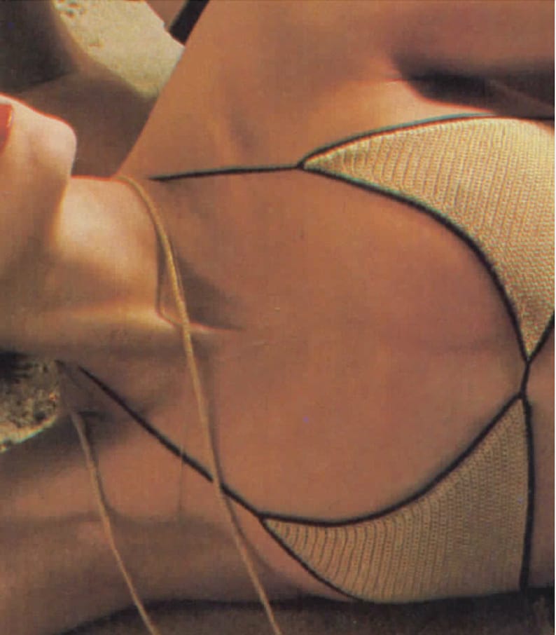 Puede incluir: Primer plano de la parte superior de un bikini de ganchillo que lleva una mujer. La parte superior es de color marr&oacute;n claro con un ribete marr&oacute;n oscuro. La parte superior est&aacute; atada al cuello y a la espalda.