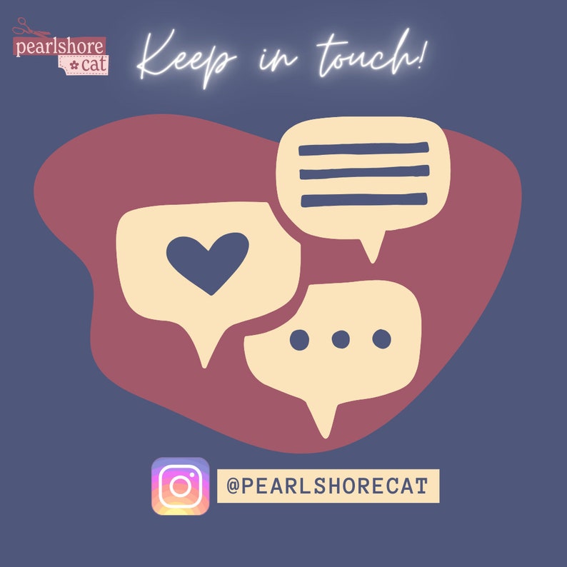 Op de afbeelding: Een grafiek met een roze en rode abstracte vorm met drie spraakballonnen. De spraakballonnen zijn geel en bevatten een hart, drie stippen en drie lijnen. De tekst "Keep in touch!" staat in witte neonletters. De tekst "@PEARLSHORECAT" staat onder de spraakballonnen. De grafiek staat op een blauwe achtergrond.