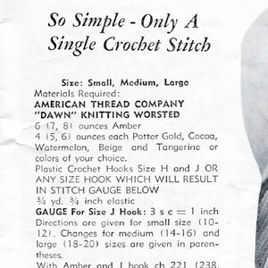 Peut inclure: Un ancien patron de crochet pour une jupe, avec le mot "Skirt" en script rouge en haut. Le texte d&eacute;taille les mat&eacute;riaux, y compris le fil de diff&eacute;rentes couleurs et les tailles de crochets. Le patron est d&eacute;crit comme "So Simple - Only A Single Crochet Stitch."