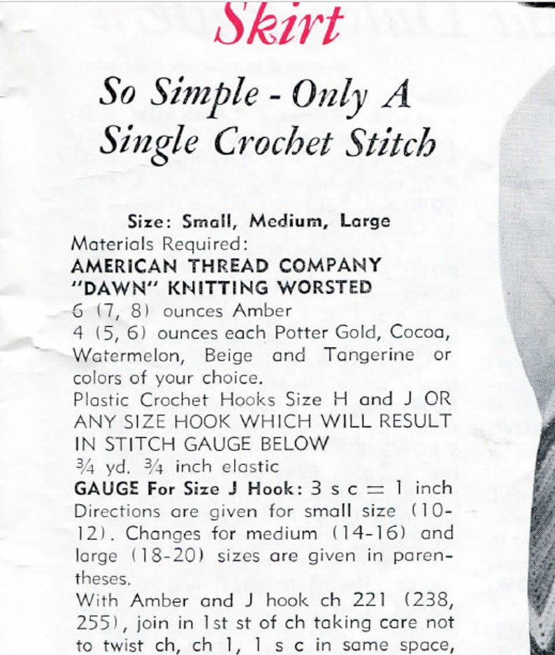 Peut inclure: Un ancien patron de crochet pour une jupe, avec le mot "Skirt" en script rouge en haut. Le texte d&eacute;taille les mat&eacute;riaux, y compris le fil de diff&eacute;rentes couleurs et les tailles de crochets. Le patron est d&eacute;crit comme "So Simple - Only A Single Crochet Stitch."