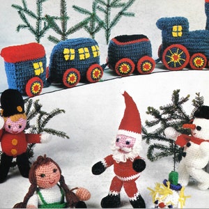 Peut inclure: Un ensemble d'ornements de Noël en crochet comprenant un train, un bonhomme de neige, le Père Noël, une fille et un soldat de jouet. Le train est bleu avec des accents rouges et jaunes. Le bonhomme de neige est blanc avec une écharpe rouge et un chapeau noir. Le Père Noël porte un costume rouge avec une bordure blanche et une barbe blanche. La fille porte une robe verte avec un tablier blanc. Le soldat de jouet porte un manteau rouge avec des boutons jaunes et un chapeau noir.