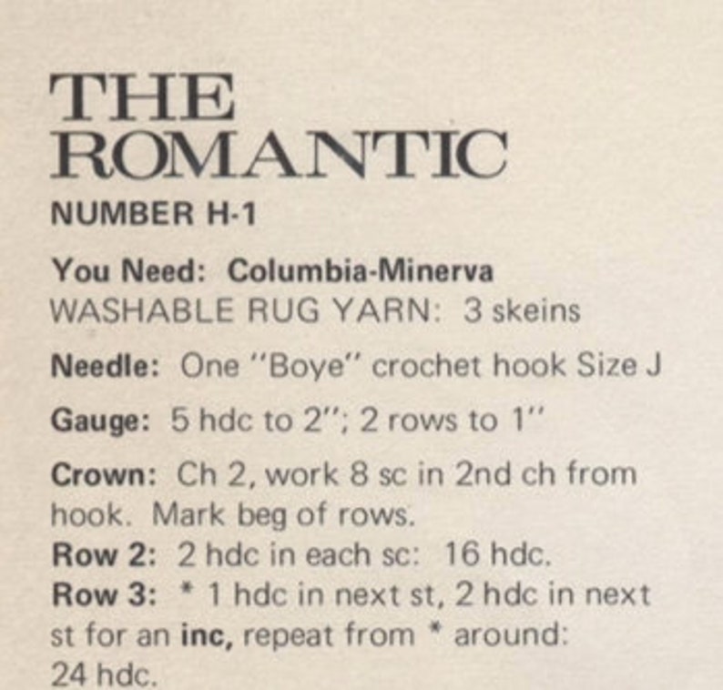 Pu&ograve; includere: Primo piano di una pagina stampata con il titolo "THE ROMANTIC" e il numero "H-1". Il testo fornisce istruzioni per un progetto all'uncinetto, tra cui filato, dimensioni dell'uncinetto e dettagli del punto. Il testo include anche il marchio "Columbia-Minerva".