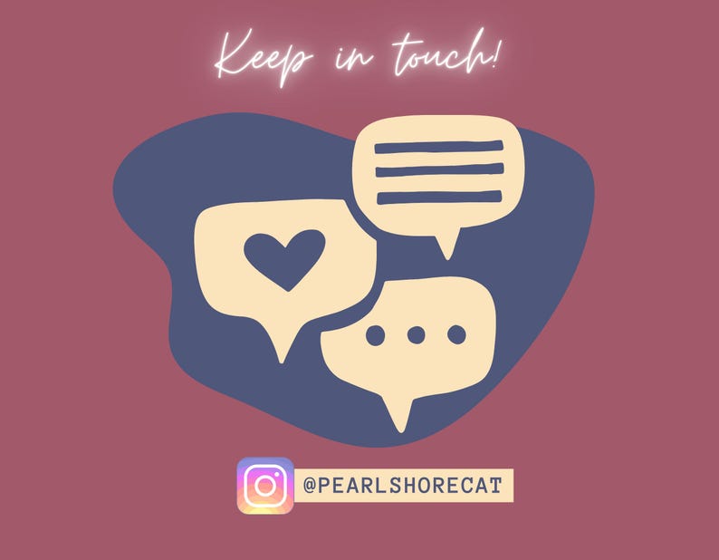 Peut inclure: Fond marron avec une forme bleu fonc&eacute; contenant trois bulles de dialogue beige clair. L'une a un c&oelig;ur, une autre des lignes et la derni&egrave;re des points. Le texte "Keep in touch!" est au-dessus des bulles et le logo Instagram avec "@PEARLSHORECAT" est en dessous.