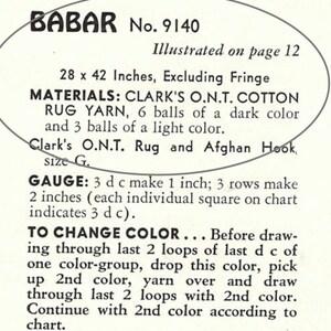 Op de afbeelding: Een vintage haakpatroon voor een tapijt genaamd "Babar" met instructies voor materialen, steekmaat en kleurveranderingen. Het patroon is voor een tapijt dat 71 x 107 cm groot is, exclusief franje.
