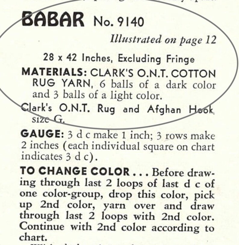 Op de afbeelding: Een vintage haakpatroon voor een tapijt genaamd "Babar" met instructies voor materialen, steekmaat en kleurveranderingen. Het patroon is voor een tapijt dat 71 x 107 cm groot is, exclusief franje.
